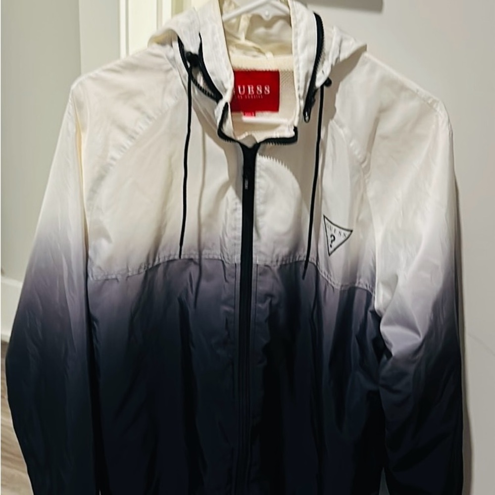 Ladies’ Guess windbreaker/light jacket, zipper close, with optional hood. Size M - Picture 1 of 7